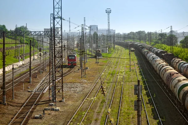 Gelecekte demiryolu rayları. Şehrin yakınındaki tren istasyonu..