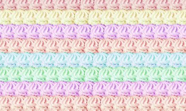 Renkli bir arka planda marşmelovun üç boyutlu görüntüsü. Yemekle pankart, lokum.