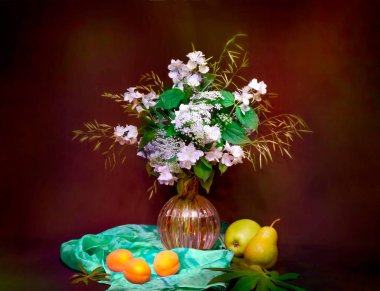 Eski Hollandalı sanatçıların tarzında karanlık bir arka planda meyveli bir hayat.