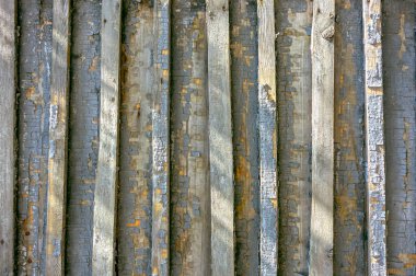 Eski bir yüzeyi olan ahşap bir duvar. Eski bir duvar ve koyu ahşaptan yapılmış zemin, gerçekçi tahta dokusu. Boş oda iç arkaplanı.