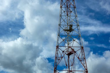 Anten telefon ve iletişim kuleleri. Arkaplan olarak kullanılabilir..