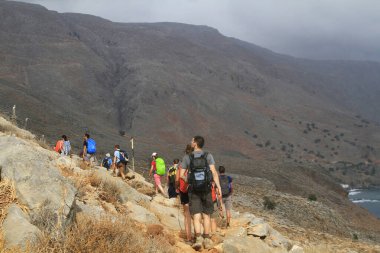 Yunanistan 'ın Girit Adası' ndaki tepeler ve ormanlarda yürüyüş yapan sırt çantalı gençler ve arkadaşlar 