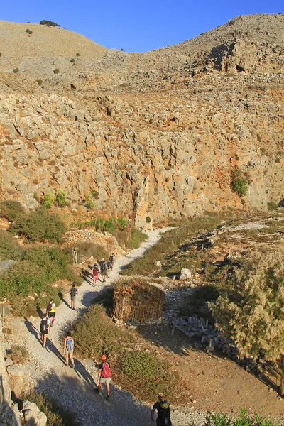 Pessoas Caminhando Longo Caminho Que Leva Desfiladeiro Aradena Sudoeste Creta — Fotografia de Stock