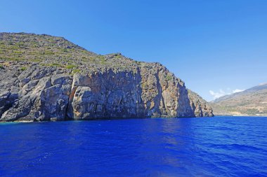 Yunanistan 'ın güneybatı Girit adasının kayalıkları ve mavi denizi