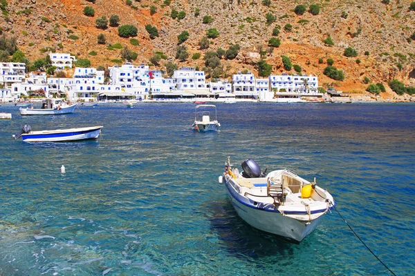 Pequeñas Velas Barcos Pesqueros Anclados Loutro Con Agua Azul Prístina — Foto de Stock