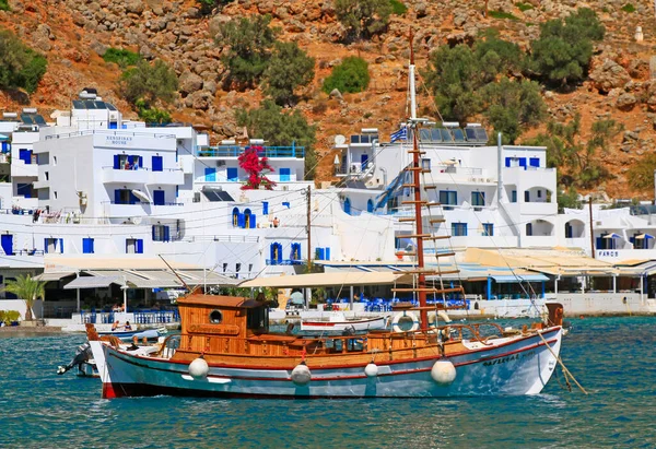 Pequeñas Velas Barcos Pesqueros Anclados Loutro Con Agua Azul Prístina — Foto de Stock