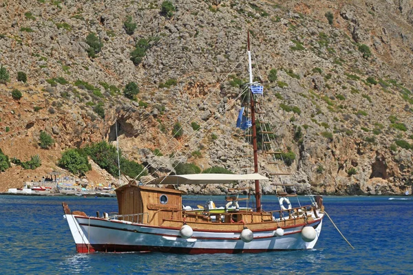 Pequeñas Velas Barcos Pesqueros Anclados Loutro Con Agua Azul Prístina — Foto de Stock