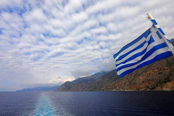 Bandeira Grega Num Barco Longo Costa Sudoeste Creta Grécia — Fotografia de Stock