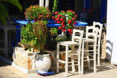 Yunanistan 'ın Girit kentindeki bir restoranın önünde masa ve sandalyeler çiçeklerle sergileniyor  