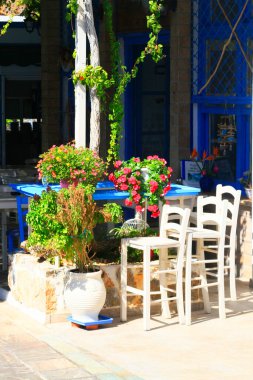 Yunanistan 'ın Girit kentindeki bir restoranın önünde masa ve sandalyeler çiçeklerle sergileniyor  