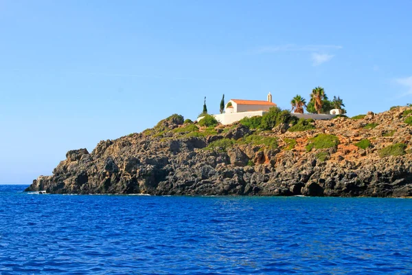 Loutro ve Sougia, Güney Girit adası yakınlarındaki tepeler ve kuru bitki örtüsü ile denizden görülen şapel ve bulut gölgesi  
