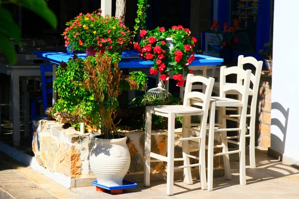 Yunanistan 'ın Girit kentindeki bir restoranın önünde masa ve sandalyeler çiçeklerle sergileniyor  