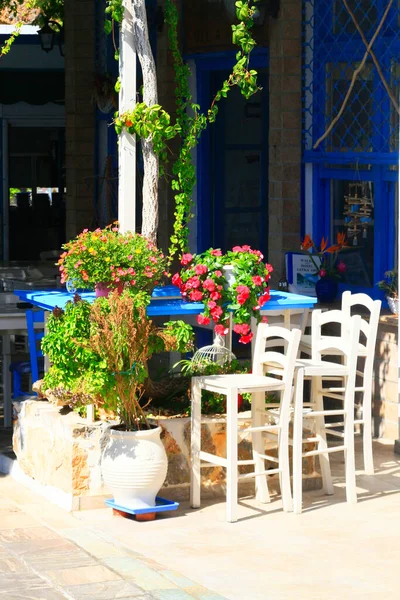 Yunanistan 'ın Girit kentindeki bir restoranın önünde masa ve sandalyeler çiçeklerle sergileniyor  