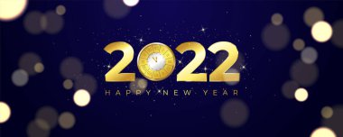 Mutlu yıllar 2022. Lükslü Yeni Yıl Kutlaması afişi koyu mavi arka planda klasik altın parlayan saat