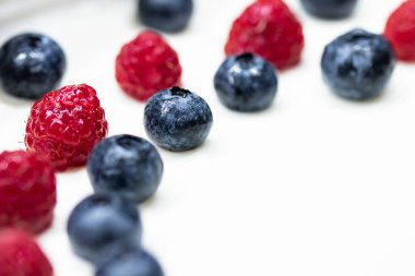 Kremalı beyaz katlı peynirli kek, çilek ve ahududu. Evde yemek pişirmek. Pasta ve fırınla yemek tarifi ve etkinliği. Meyveli cheesecake