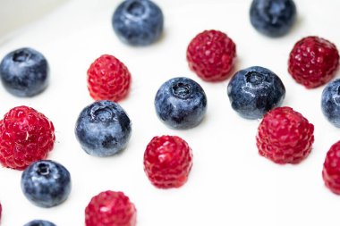 Kremalı beyaz katlı peynirli kek, çilek ve ahududu. Evde yemek pişirmek. Pasta ve fırınla yemek tarifi ve etkinliği. Meyveli cheesecake