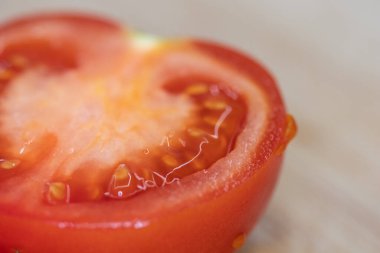 Tahta masada domates doğramak.