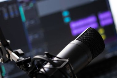 Ev yapımı canlı yayın oturumu için mikrofon. Podcast, webinar, sosyal medya canlı yayın araçları. Evde çalışıyor ve akıllı çalışıyor.