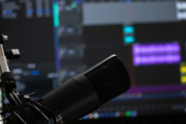 Ev yapımı canlı yayın oturumu için mikrofon. Podcast, webinar, sosyal medya canlı yayın araçları. Evde çalışıyor ve akıllı çalışıyor.