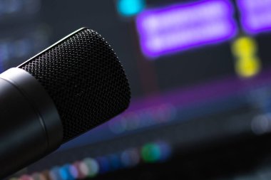 Ev yapımı canlı yayın oturumu için mikrofon. Podcast, webinar, sosyal medya canlı yayın araçları. Evde çalışıyor ve akıllı çalışıyor.