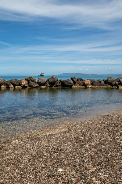 Italienischer Felsstrand Mit Kleinem Hafen Und Großer Villa Urlaub Italien — Stockfoto