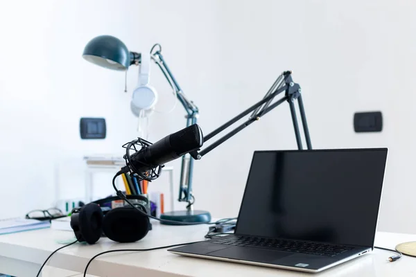Microfone Laptop Fone Ouvido Para Sessão Transmissão Vivo Casa Ferramentas — Fotografia de Stock