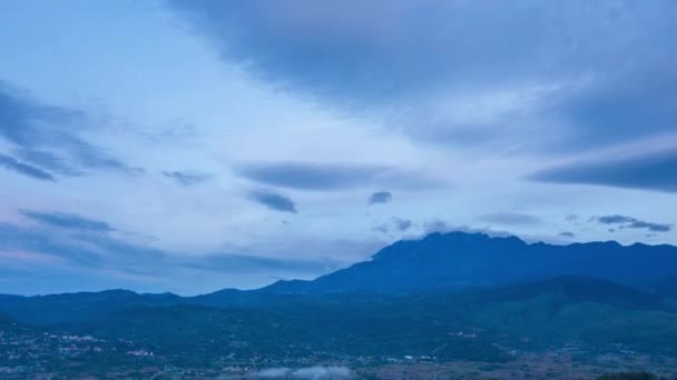 Время Истекает Восход Солнца Mount Kinabalu Движущиеся Облака Над Деревнями — стоковое видео