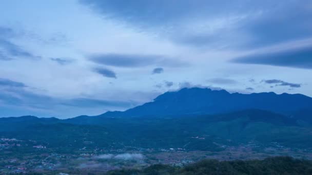 Time Lapse Sunrise Monte Kinabalu Nubes Movimiento Sobre Pueblo Tomado — Vídeos de Stock