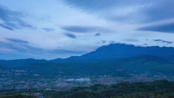 Прохід Сонця Часі Mount Kinabalu Переміщаючи Хмари Над Селами Бере — стокове відео