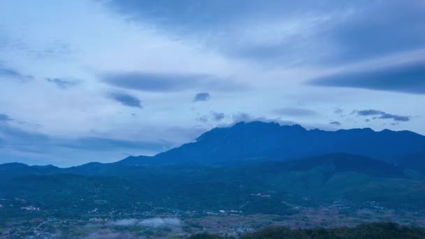 Tijd Verstrijkt Zonsopgang Mount Kinabalu Bewegende Wolken Een Dorp Opgenomen — Stockvideo