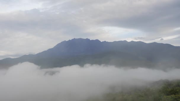 Czas Upływa Mount Kinabalu Mgliste Lub Chmury Podczas Wschodu Słońca — Wideo stockowe