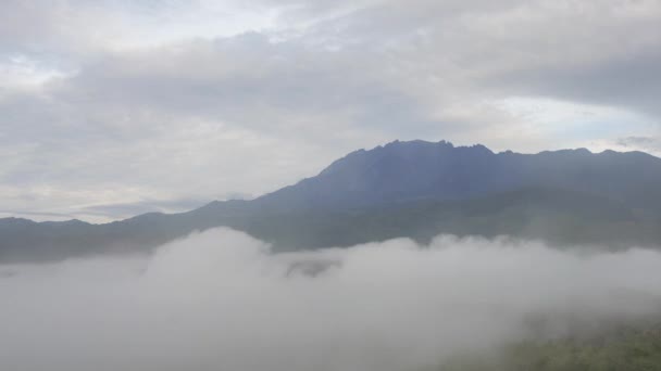 Розрив Часу Mount Kinabalu Туманний Або Хмари Під Час Сходу — стокове відео