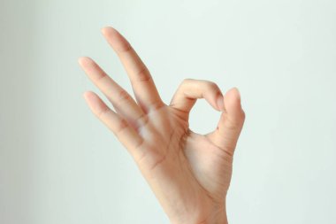 Tamam işareti gösteren el