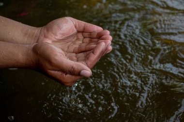 Su erkek elinde ve yüzey nehri var. Dünya suyu ya da çevre günü. Su kavramını kaydet,