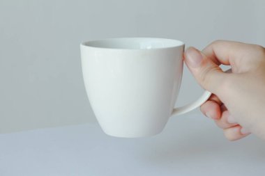 Sıcak bir günde bir fincan çay ya da sıcak kahve. en az