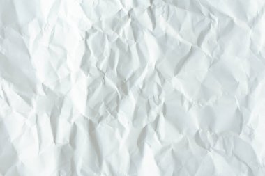 Beyaz arka planda ağız spreyi tutan kadın. Ağız ve diş bakımı