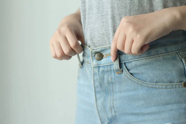 Closeup Female Wearing Jeans Gray Shirt Standing Gray Background — Stock Photo, Image