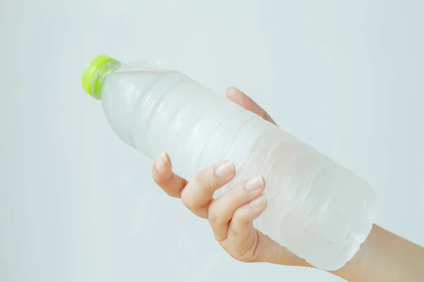 Жінка Тримає Пляшку Води — стокове фото