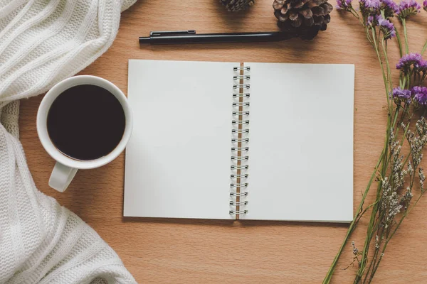 Flaches Notizbuch Bleistift Tasse Kaffee Und Trockene Blumen Auf Weißem — Stockfoto