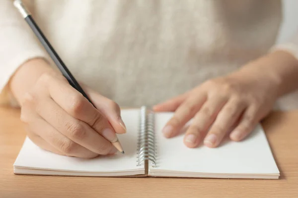 Mano Femenina Con Escritura Lápiz Cuaderno Sobre Escritorio Con Flor —  Fotos de Stock