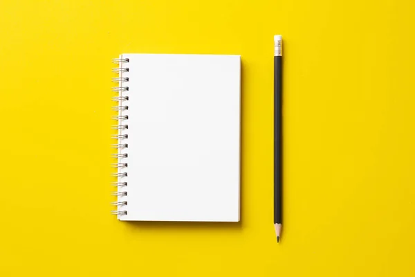 Cuaderno Blanco Con Lápiz Amarillo Background Minimal Style Top Ver —  Fotos de Stock