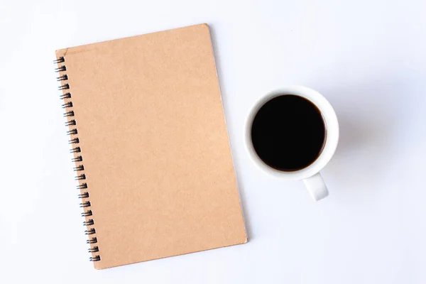 Top View Notebook Φλιτζάνι Ζεστό Καφέ Λευκό Φόντο — Φωτογραφία Αρχείου