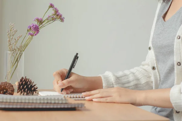 Ofis masasında çalışan bir kadın. Evde serbest bir iş. Blogcu