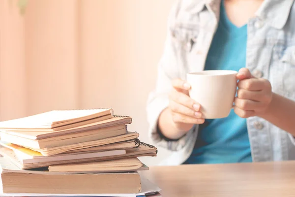 Pila Libro Sul Tavolo Con Donna Che Beve Caffè — Foto Stock