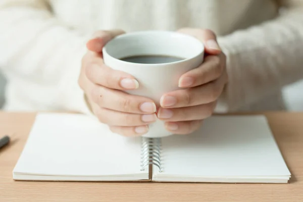 Tazza Caffè Con Taccuino Sulla Scrivania Dell Ufficio — Foto Stock