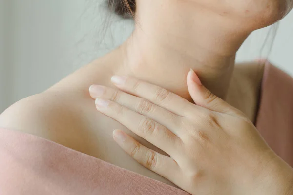 Mujer Joven Tiene Dolor Cuello Dolor Hombro — Foto de Stock