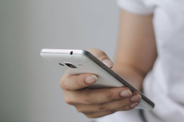 El ele tutuşan cep telefonu