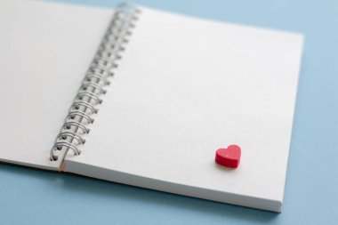 Kırmızı kalpli defter.