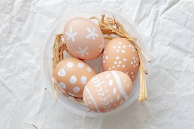 Tahta arka planda sepetteki paskalya yumurtaları