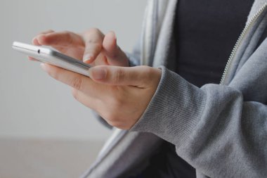 Cep telefonu kullanan iş adamı